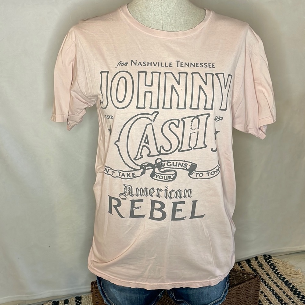 Johnny Cash graphic t-shirt light pink. Size Medium.